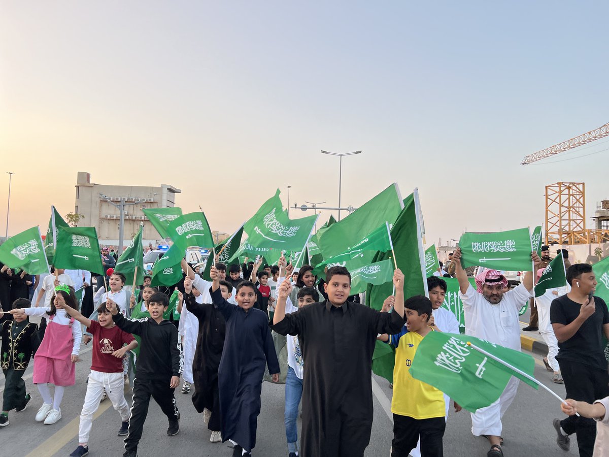 #يحدث_الآن 

انطلاق مسيرة المشي احتفاء في #يوم_العلم وتعزيزًا لرياضة المشي .