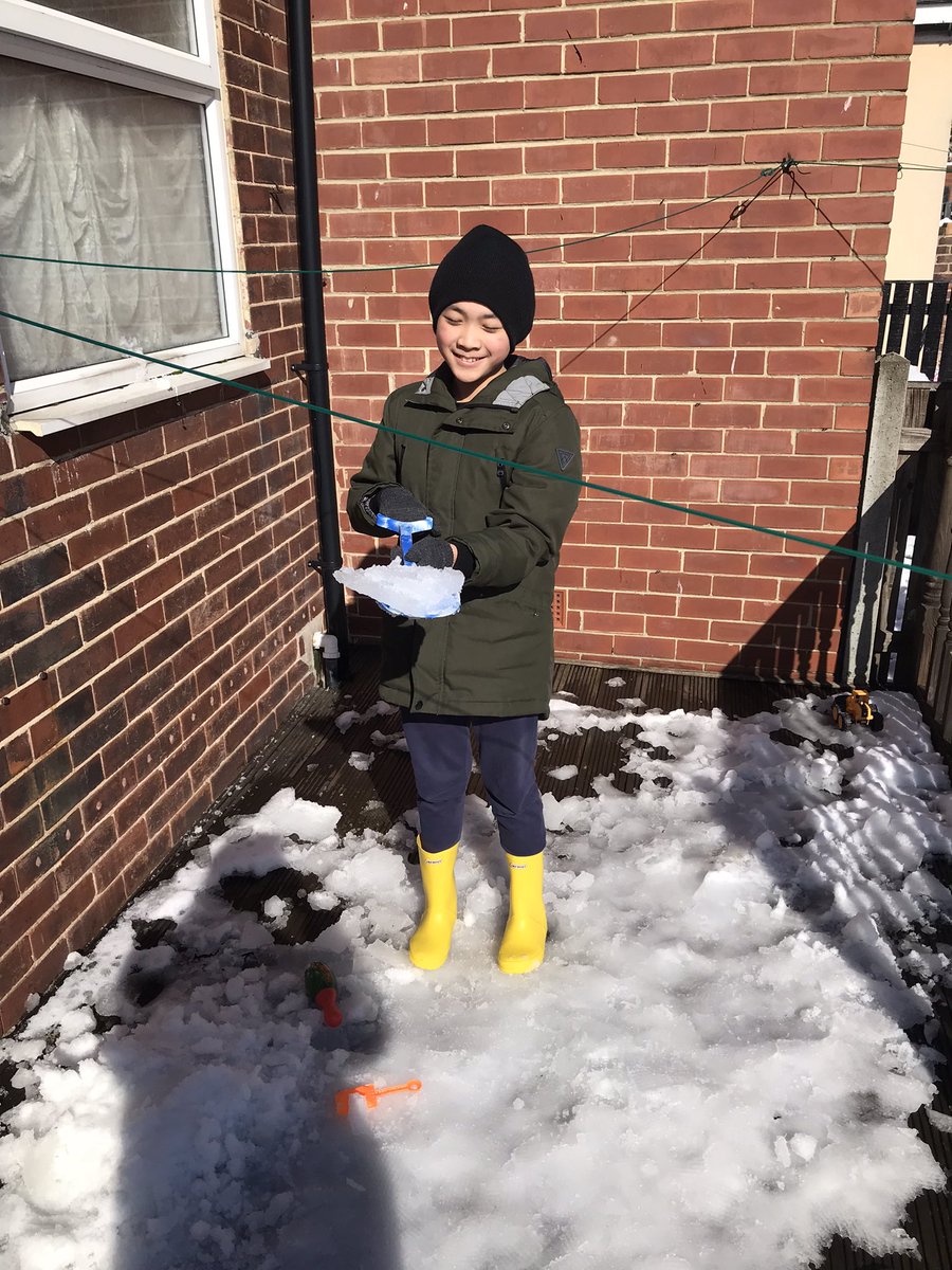 laurayee18's tweet photo. @MPSClass9 @MapplewellSch Snowy day 2 
Boys enjoy and have lots of fun playing with more snow today https://t.co/E9oy8Je8cM