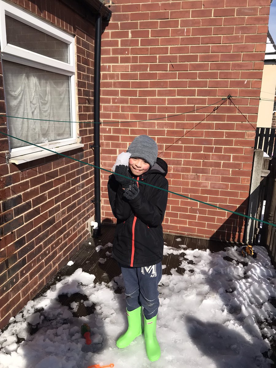 laurayee18's tweet photo. @MPSClass9 @MapplewellSch Snowy day 2 
Boys enjoy and have lots of fun playing with more snow today https://t.co/E9oy8Je8cM