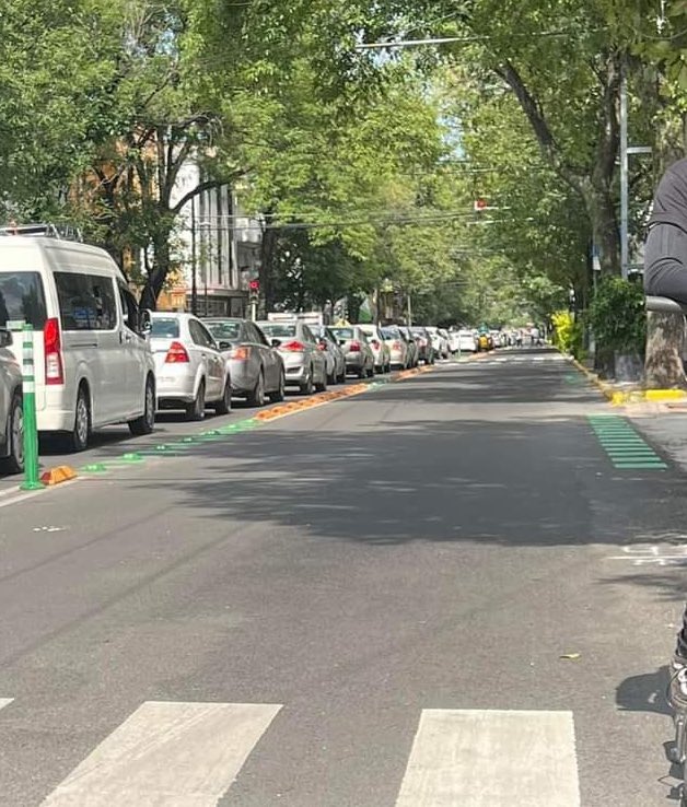 Elton_Osorio's tweet photo. Una chulada el Carril #BusBici en Av. Hidalgo. 👏🏽🙌🏽🤩👏🏽🤩👏🏽
Gran acierto hacerlo realidad. Vamos por otros carriles.
Buenísimo que usuarixs de transporte público tengan carril exclusivo para agilizar y dar certidumbre a sus traslados.
@GuadalajaraGob @PabloLemusN @negrosoto https://t.co/eO9W1uFyEj