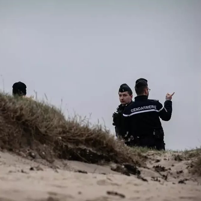 choquei's tweet image. 🚨MUNDO: Sacos de cocaína aparecem misteriosamente em praias da França. O fenômeno já dura mais de 2 semanas e está atraindo turistas.