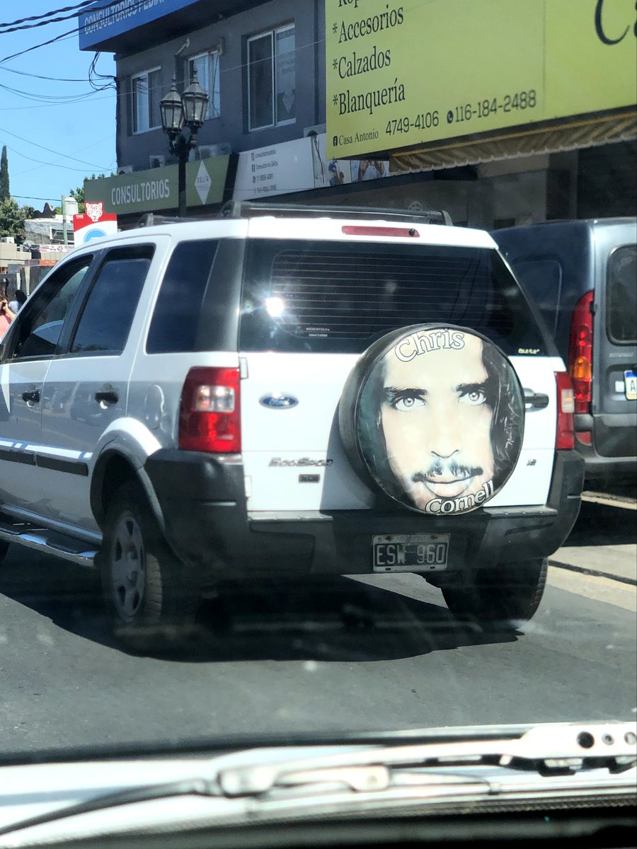 NiicoAndre's tweet photo. Mi favorita es la de Chris Cornell, un nivel de random altísimo.

Mención especial para "distribuidora El Ass", 50 mts más adelante el camion se quedó sin frenos y se llevó un auto por delante. (No hubo heridos) https://t.co/XycHvyyMVK