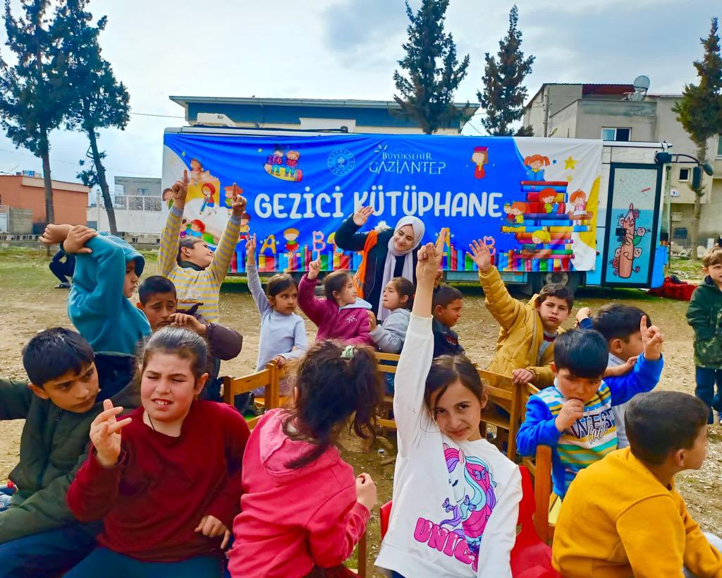 gkultursanat's tweet photo. 🎈🫶🏻Çocuklar her şeyin en güzeline değer…

📍Gezici Kütüphanemiz ile bugünkü durağımız; İslahiye 🫶🏻
.
.
.
@GaziantepBeld 
@FatmaSahin 
@gbbmuzeleri 
@gbbkutuphaneler 
@tcmeb 

#çocuk #etkinlik #oyun #aktivite #mutluluk #birlikte #neşe #güç #atölye #çadırkent #gaziantep https://t.co/a8kcil6UxK