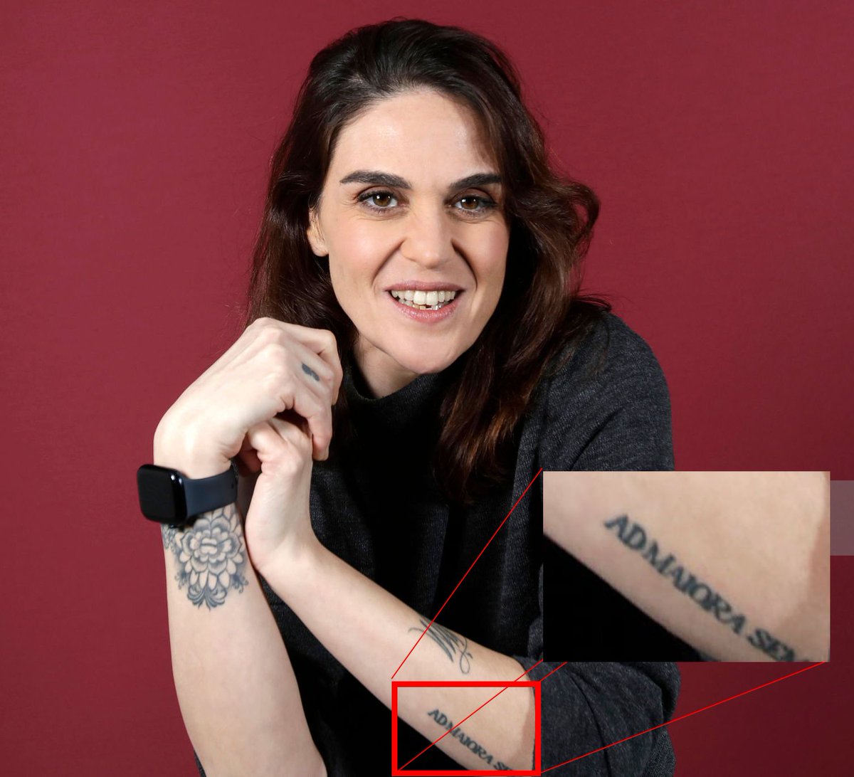 AmiralAckbar's tweet image. Plus on cherche, plus on trouve des trucs, c'est fou que ça sorte que maintenant.
Elle a un tatouage "Ad Maiora Semper".
C'est du latin satanique.
Ad = Adénochrome
Maiora = Maintenir
Semper = Santé/Soins
"L'adénochrome me maintient en bonne santé."
#myriampalombapedosataniste