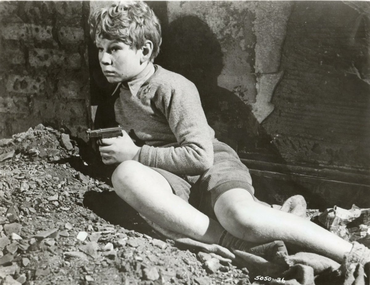 filmdialogueone's tweet image. FD Recommends

An abandoned building that housed a 10-year-old murder weapon! #SteveCochran #LizabethScott #GeorgeCole #JonWhiteley THE WEAPON (1956) 2:35pm thriller @TalkingPicsTV #TPTVsubtitles