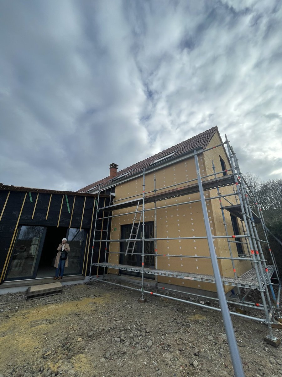 MargauxDeletre's tweet photo. Extension de son habitation en ballots de paille, isolation par l’extérieur grâce à un manteau de paille hachée… À #VersSurSelle, Kevin Schott mène un chantier inédit en @hautsdefrance. Objectif : être au + près de la matière première et avoir une performance énergétique élevée https://t.co/og2SS8dfwd