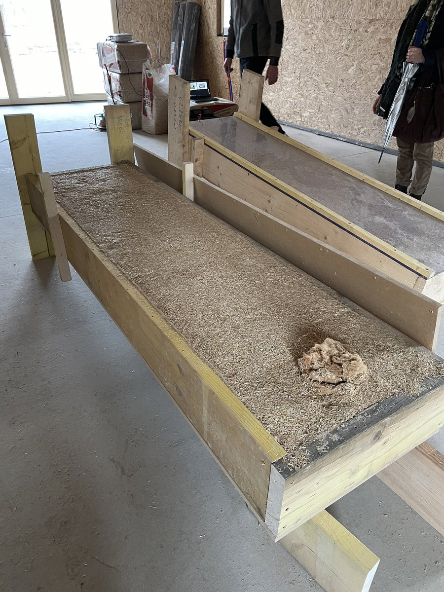 MargauxDeletre's tweet photo. Extension de son habitation en ballots de paille, isolation par l’extérieur grâce à un manteau de paille hachée… À #VersSurSelle, Kevin Schott mène un chantier inédit en @hautsdefrance. Objectif : être au + près de la matière première et avoir une performance énergétique élevée https://t.co/og2SS8dfwd