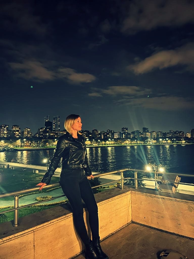 Kurduğunuz cehennemin firarisi, kendi cennetimin mimarıyım...
#esraalgan