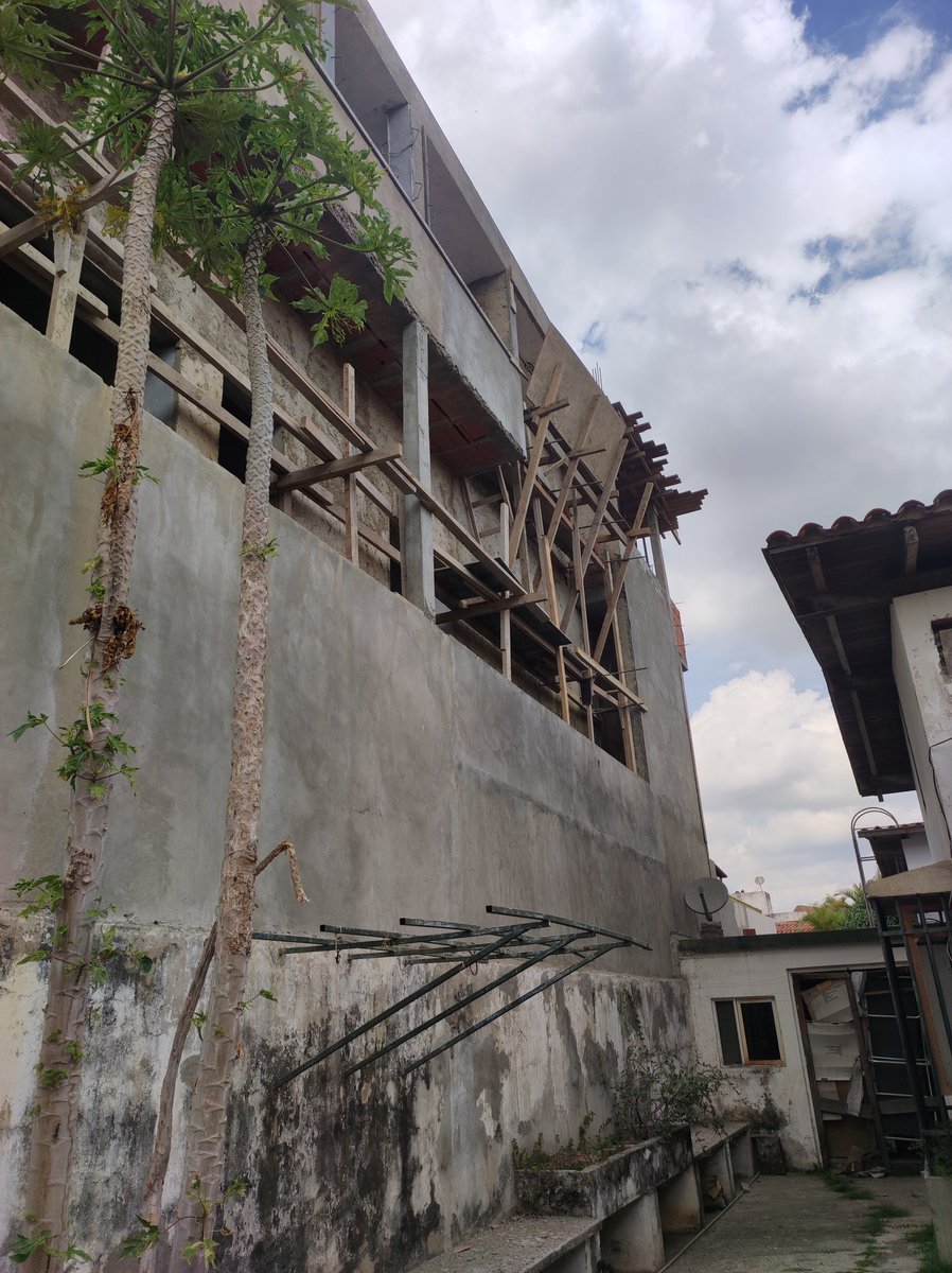 matikow's tweet photo. @ElPitazoTV Igual sucede con la Qta. Carim en la calle AC2, Caurimare según consta en el informe de Ingeniería Municipal constancia ON-1299 fecha 20 de mayo 2022 #RespetenMisDerechos #NoAlAbuso #Caurimare https://t.co/VfVJHnfuNh