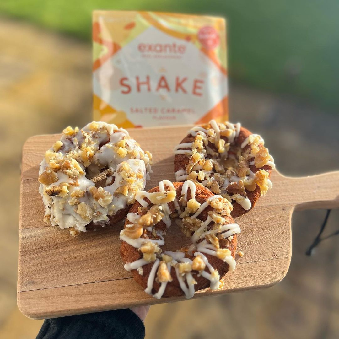 exantediet's tweet image. It's the weekend! And that calls for...Salted Caramel Donuts 🍩🤤

Full recipe on Instagram! Shop the salted caramel products: bit.ly/3yr0fel

1 shake sachet makes 6 donuts, roughly 2 servings.

#recipehack #healthydonuts #dietdonuts #healthybaking #healthydonuts
