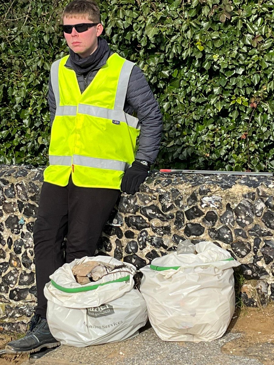 botany_of's tweet photo. Our #SouthernWater sponsored #beachcleaner out as usual today. SW funding ends in May. No word if it will continue. After the progress of the last few years it would be a tragedy if tons of litter were once again left to simply pile up on our beaches &amp; clifftops @cmackinlay https://t.co/UgE59kAQnf