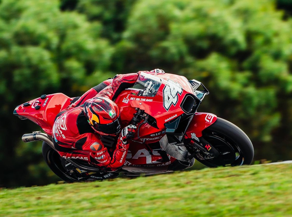 MauroScinto's tweet image. RT @Tech3Racing: First shots from the first outings of the red GASGAS RC16 this morning📸 Looking beautiful😍🔥 

#GASGASFactoryRacingTech3 #GetOnTheGas #PortimaoTest #MotoGP #AF37 #Pol44