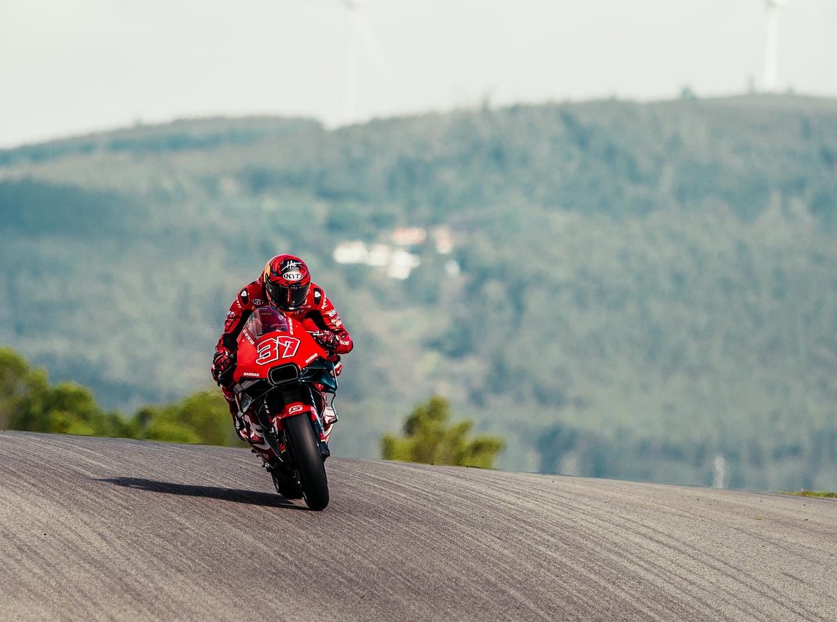MauroScinto's tweet image. RT @Tech3Racing: First shots from the first outings of the red GASGAS RC16 this morning📸 Looking beautiful😍🔥 

#GASGASFactoryRacingTech3 #GetOnTheGas #PortimaoTest #MotoGP #AF37 #Pol44