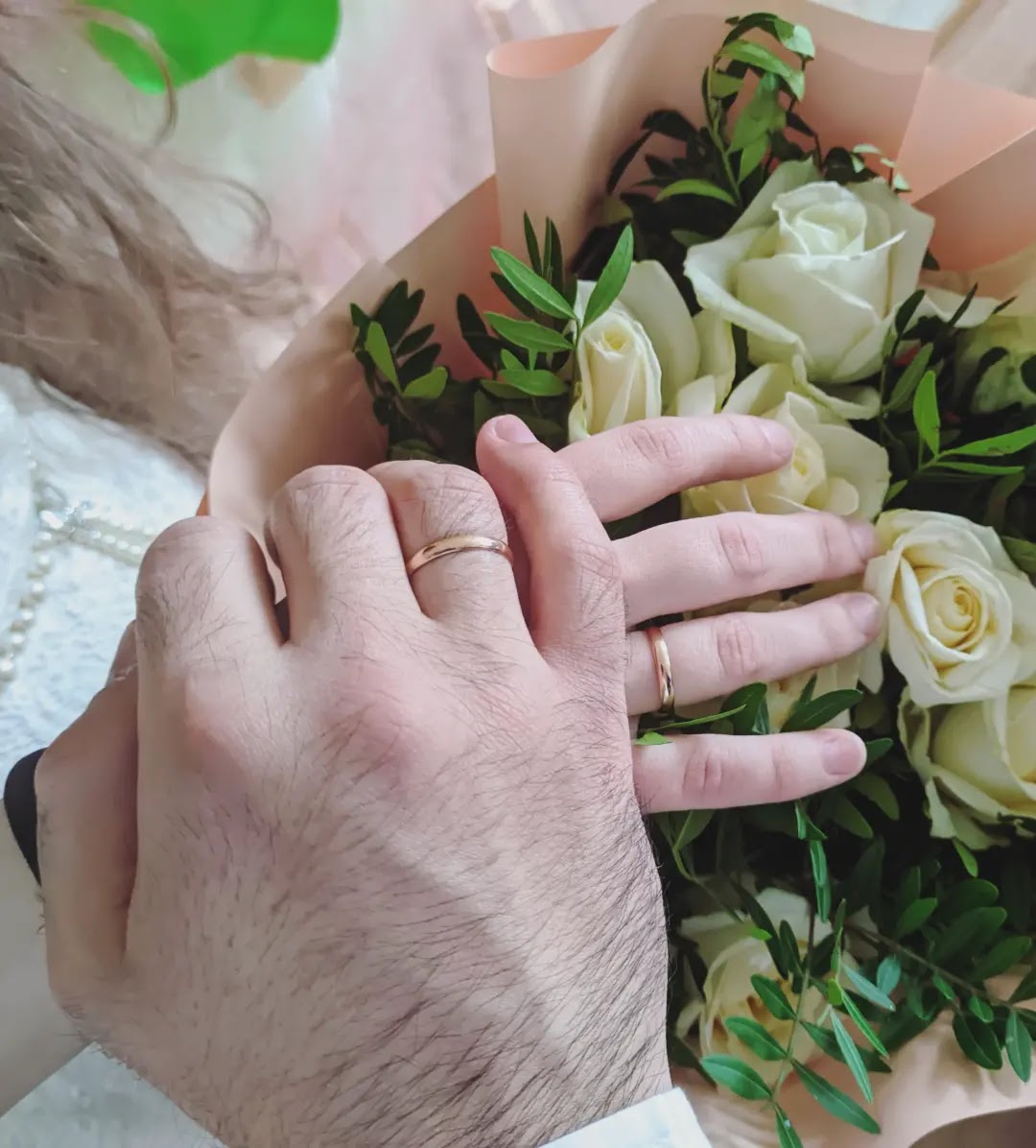 evil_pulp's tweet image. У нас кольца самые обычные, без понтов. Он не делал мне предложение. Мы просто в один момент, когда началась война и все, даже жизнь, показалось зыбким, поняли, что хоть мы и почти семь лет в отношениях, хотим вот прям срочно быть друг у друга, чтоб хоть что то имело значимость.