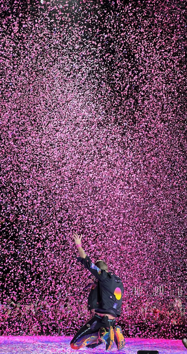 coldplaying's tweet photo. Chris Martin in a sky full of confetti during night one of #ColdplaySaoPaulo - March 10 | via @psycofrias https://t.co/Wm86286uSO