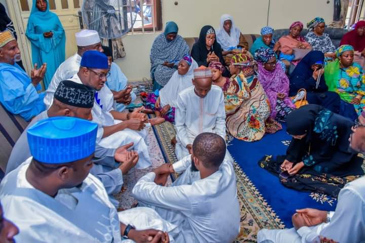 Miqdad_Jnr's tweet photo. The Katsina State APC gubernatorial flag-bearer, Dr Dikko Umaru Radda, had earlier today paid a condolence visit to the family of an elder statesman, the late Musa Musawa who died last  Tuesday evening after a protracted illness. May his soul rest in peace. https://t.co/YsJJAngV97