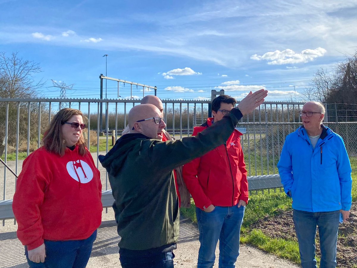 spgelderland's tweet image. Stop vijf: Reeth in Overbetuwe, de geplande locatie voor de #Railterminal. Lijsttrekker @EricvKaathoven en Statenkandidaten @mstoutjesdijk en @CetintasA gingen in gesprek met @KoosN van @overbelast #ps2023 #campagnetour
