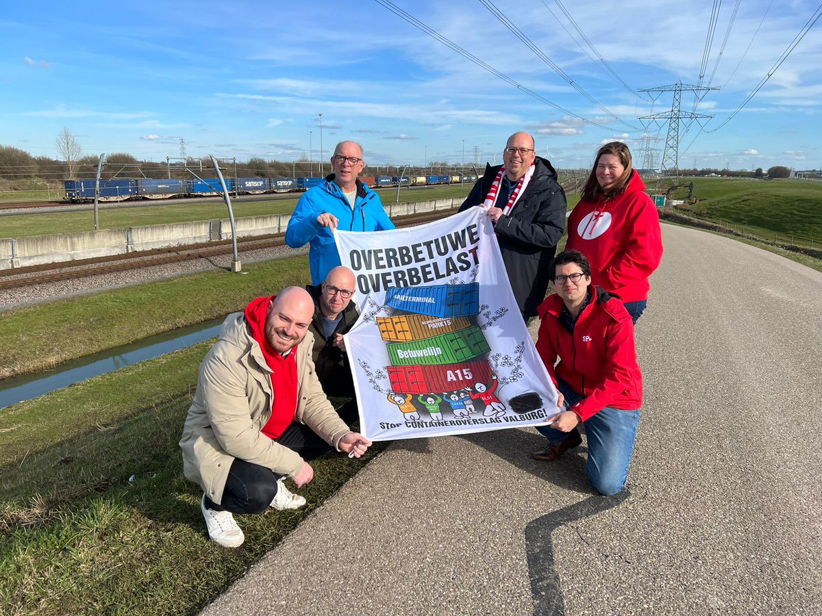 spgelderland's tweet image. Stop vijf: Reeth in Overbetuwe, de geplande locatie voor de #Railterminal. Lijsttrekker @EricvKaathoven en Statenkandidaten @mstoutjesdijk en @CetintasA gingen in gesprek met @KoosN van @overbelast #ps2023 #campagnetour
