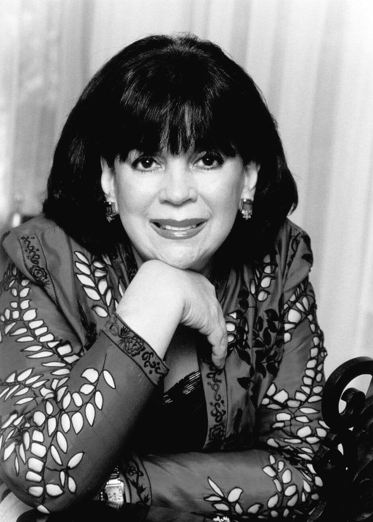 Descanse en paz nuestra amiga Myrthala Salazar, pianista, fundadora de Parnassós A.C. ,  incansable promotora de la música clásica de piano y concierto. Ella representó una etapa de promotoría artística en Monterrey. Mis condolencias a su familia y amigos.