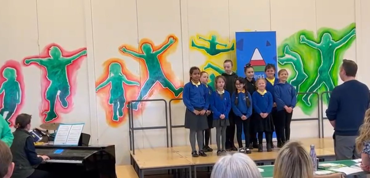 portmeadp's tweet photo. Llongyfarchiadau i'n côr urdd. 🏴 Congratulations to our Urdd choir for taking the stage in the regionals and pulling out the best performance so far! 🎼🎶
We are proud of each and every one of you. 💙💛 #pmdpea #pmdpcym #pmdpproud https://t.co/kblljMOqHZ
