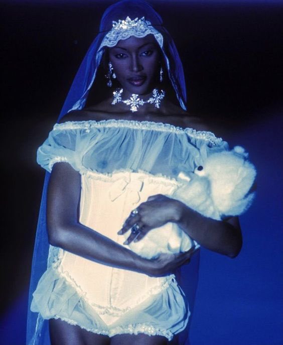MOSSYVIBES's tweet photo. naomi campbell for blumarine ss93 https://t.co/RwJWWEmSYA