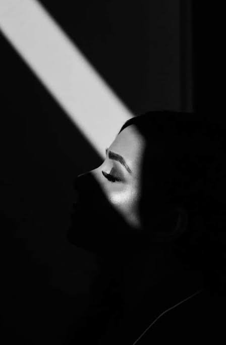 Artık ağır geliyordu,her şeyi fazlasıyla anlamak. Susuyordu kadın ve adam öylece gitti. Fazlasıyla anlayarak.