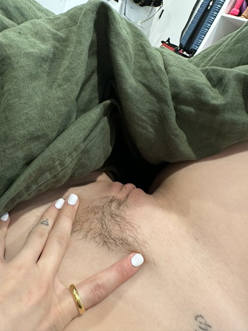 1 pic. The bush is growing ? just realized it’s crooked lolll will fix https://t.co/ZnErDkAPC6