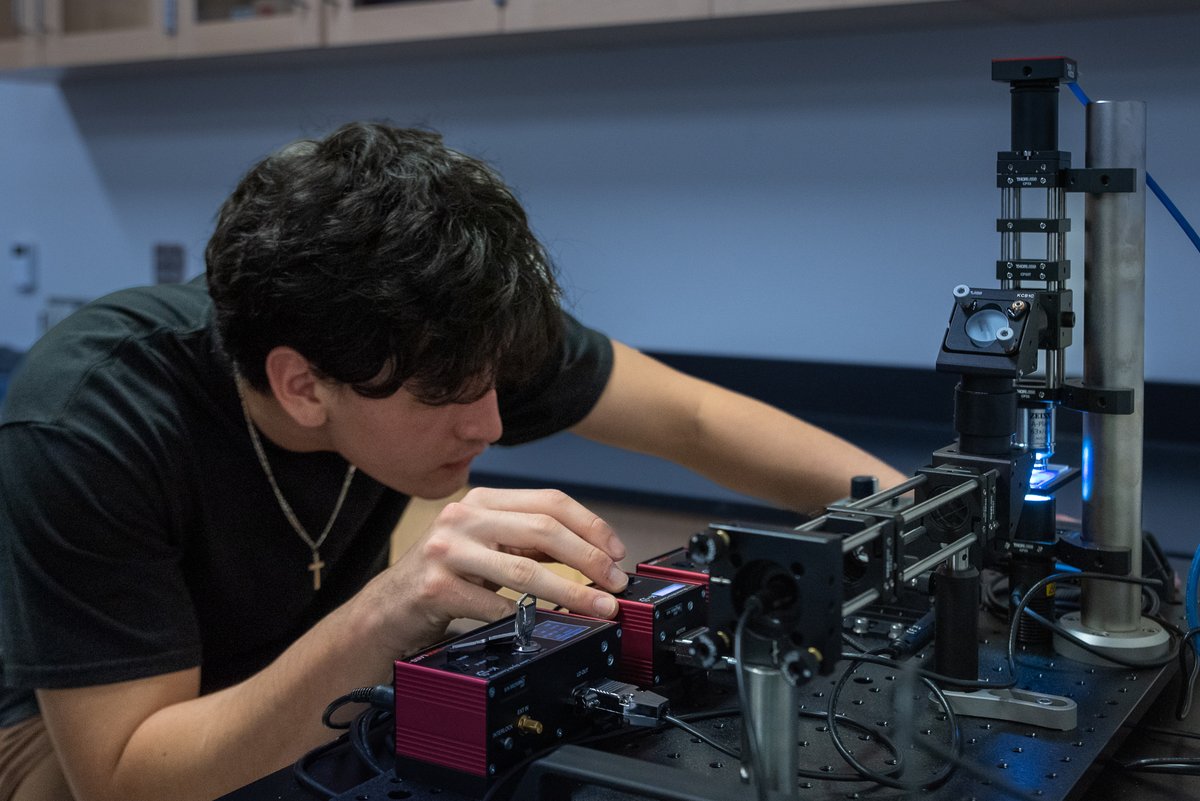 WCU_Physics's tweet photo. Logan Pennella using optical tweezers (focused laser light that can grab small particles) to perform  an experiment in PHY 455. Many of our students have turned their love of optics and photonics into careers at companies like Avo Photonics and Tiger Optics. https://t.co/1QXe4ZrGH5