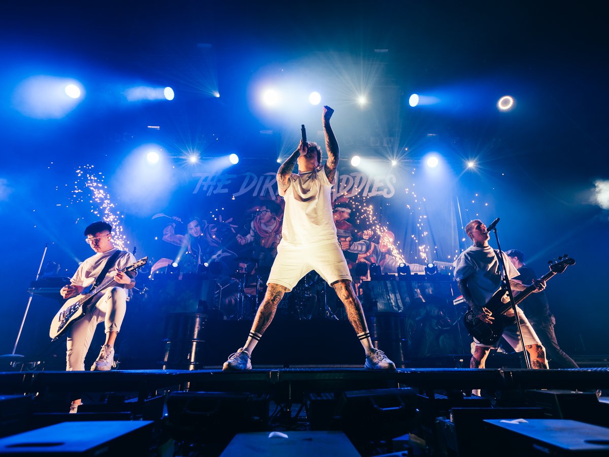 013's tweet photo. Alles wat je wil horen als je op een festival staat, kwam deze avond voorbij tijdens het concert - met meer dan honderd (!) bekende meezingers - van The Dirty Daddies! 📷:willemVSbreugel https://t.co/EZk8jGQWg2