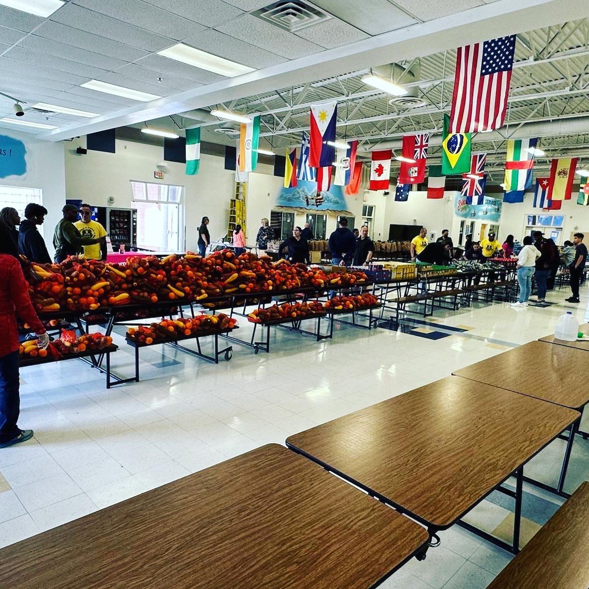 NLVPD's tweet photo. #NLVPD Officer Campbell participated in a food drive with @threesquarelv at Findlay Middle School and Watson Elementary school.
Every donation mattered and served to prevent child hunger. Way to go!
#foodbank #fooddrive @CNLV #helpfighthunger #helpingothers #partnershop https://t.co/5yM9cMwWXj