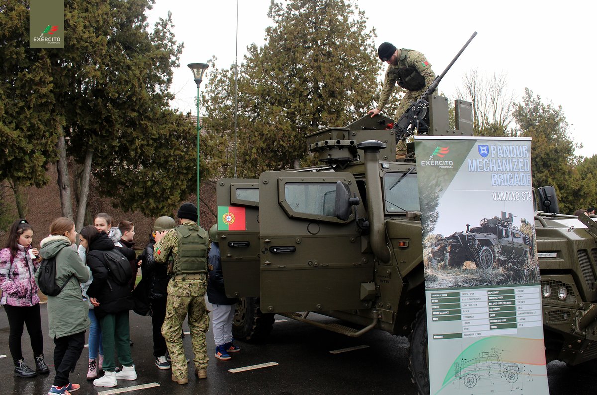 Exercito_pt's tweet photo. A 2.ª Força Nacional Destacada 🇵🇹 na Roménia 🇷🇴Companhia de Atiradores Mecanizada de Rodas participou no dia 1 de março, no "Open Day" do 1.º Batalhão de Instrução romeno em Caracal.
▶️https://t.co/UeWXLAjNZn
#ExércitoPortuguês #DefesaNacional #2FNDROU #NATO #WeAreNATO https://t.co/8qwLtSIovV