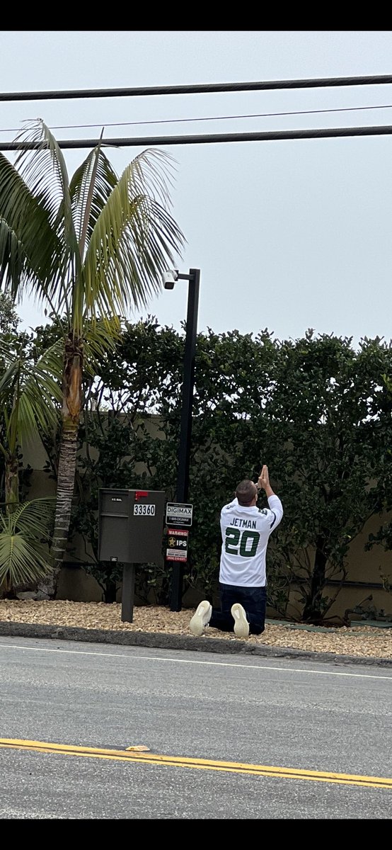 NYJetman's tweet photo. Hey @AaronRodgers12    I’m in Malibu….what do we have to do to get you to play for the Jets? https://t.co/h74yjaQT4u