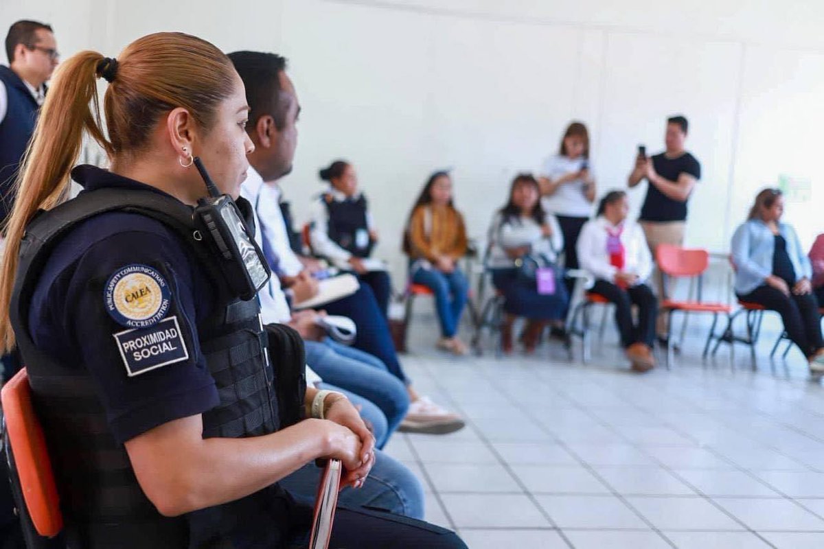 participaleon's tweet photo. Hoy mediante #MiBarrioHabla 💬estuvimos presentes en la #DelegaciónSanMiguel, con ciudadanos de la zona; #Cementos, #LaAzteca y #Pradera con quienes trabajamos, escuchamos y se plantearon acuerdos de las necesidades y problemáticas de la colonia. 
¡Trabajando juntos por León!🦁 https://t.co/qO2qNWfOr9