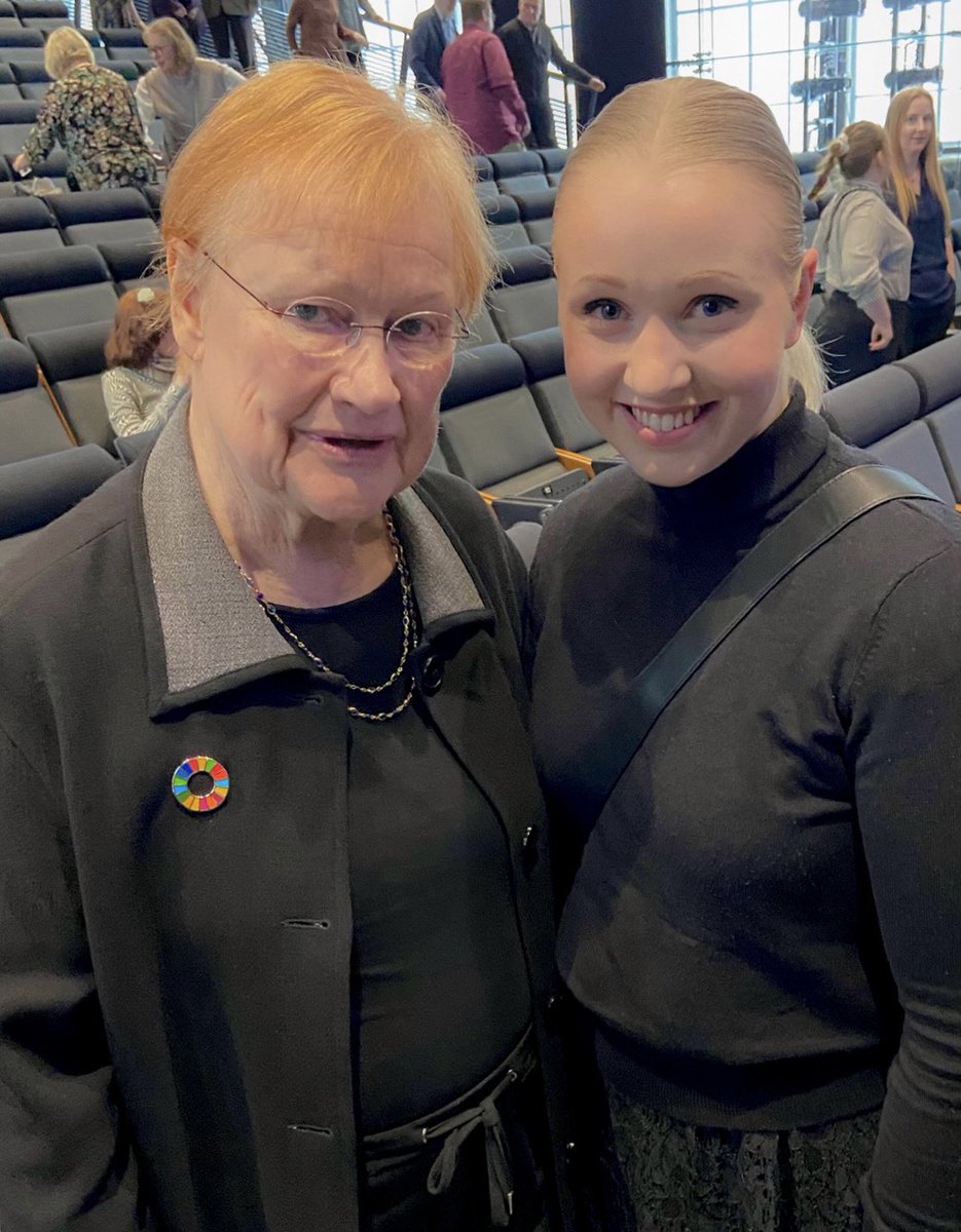 Mahtava kunnia päästä tapaamaan Presidentti Tarja Halosta! Tänään oli Mauno Koivisto 100 vuotta seminaari. Puheenvuoroja oli Halosen lisäksi pitämässä muun muassa Sixten Korkman. Seminaarin aiheena oli demokratian, tieteen ja talouden tulevaisuus. Mahtava seminaari! 💎