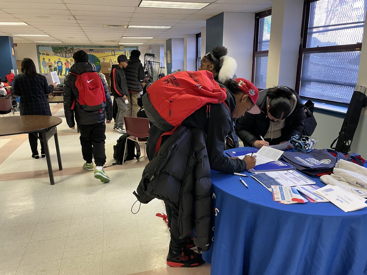 YoSoyDUSA's tweet photo. This week was #CivicWeek! Our team joined forces with @NALEO, @DemocracyNYC, @NYCCEC, @MayorsPEU, and the Department of Education (DOE) to help pre-register students to vote at various high schools around NYC! π³ https://t.co/b8DxOTZVgA