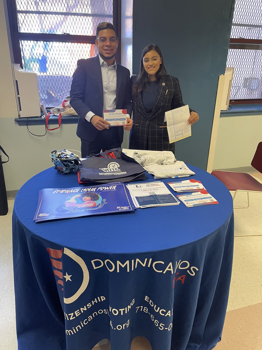 YoSoyDUSA's tweet photo. This week was #CivicWeek! Our team joined forces with @NALEO, @DemocracyNYC, @NYCCEC, @MayorsPEU, and the Department of Education (DOE) to help pre-register students to vote at various high schools around NYC! π³ https://t.co/b8DxOTZVgA