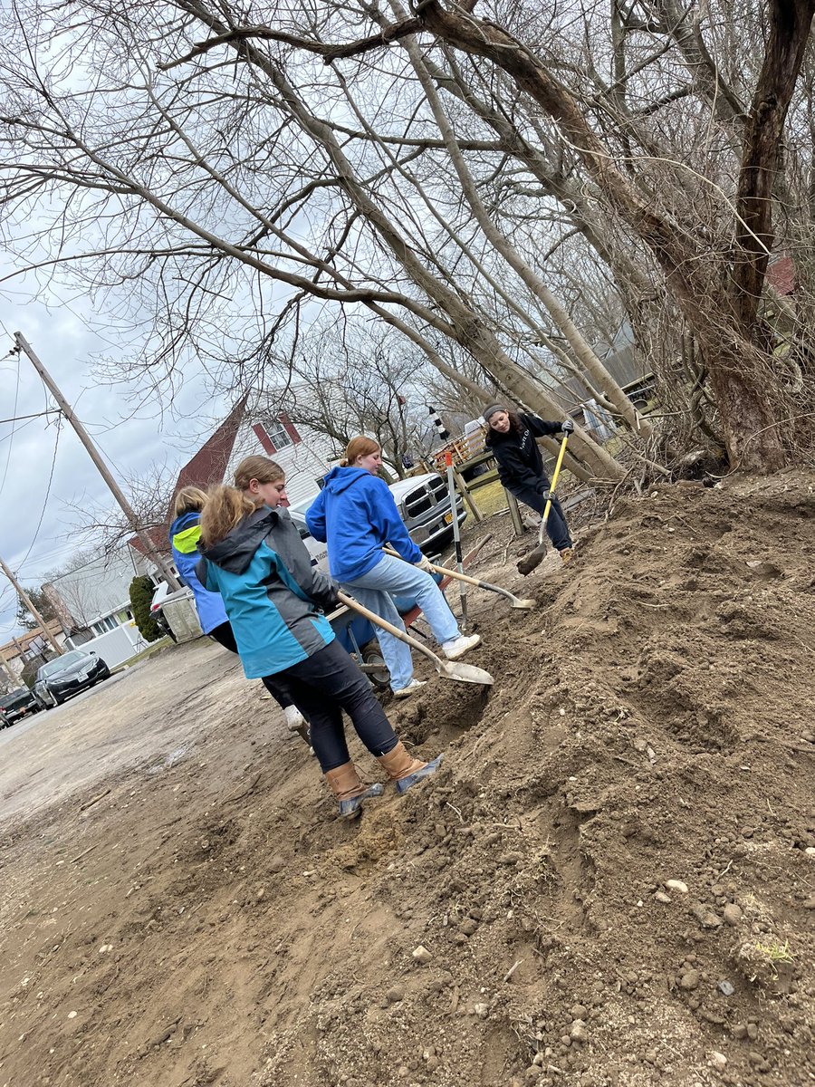 MahoneyJanine's tweet photo. @joyworkedu @PrincipalRoRod @santiagoAM115 @JoyKirr @vbkimani @MikeREarnshaw @RosaIsiah @AyizeS @DrPFrance @Rdene915 @DrLMNelson Working alongside high school students with @habitatLINY - 6 hours of service on a Saturday morning 💕🛠️ https://t.co/Yy6LCZ5c5g