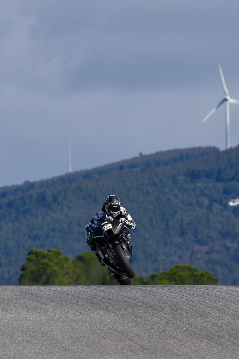 25RaulFernandez's tweet photo. 𝐏𝐎𝐑𝐓𝐈𝐌𝐀𝐎 𝐓𝐄𝐒𝐓
𝗗𝗔𝗬 𝟭 - 𝗣. 𝟱
🇬🇧 The day has been positive, and we worked on finding a good pace. Finally, I enjoyed myself again, which is important and my goal
#RF25 🔥🚀
#PortimaoTest #2023loading
#MotoGP https://t.co/bsIeiLpukO
