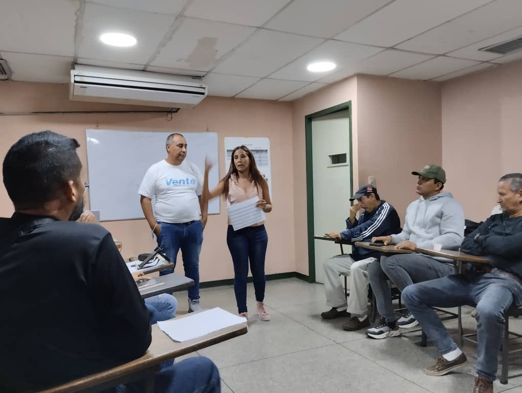 VenteCarabobo's tweet photo. #11Marzo DEE Electoral @VenteCarabobo  Reunidos con la estructura de la DEM #PuertoCabello y DEP  preparando los municipios y parroquias para las #Primarias 

Capacitación sobre el Reglamento en  Primarias. 
Conformación de Colegios Ciudadanos
#PrimariasSinCNE 
@MariaCorinaYA https://t.co/6Z6brPI4jf