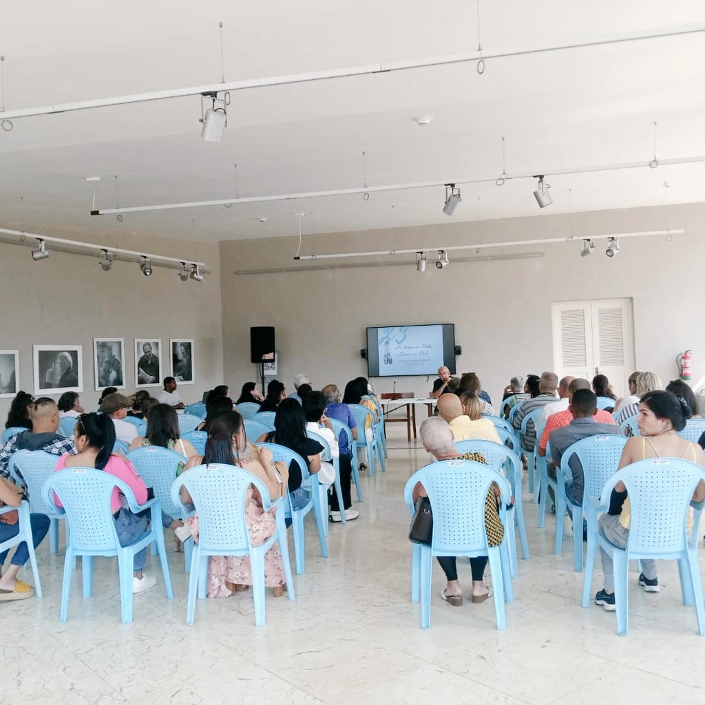 ISA_Universidad's tweet photo. Presentación del libro📖 "El Ballet en Cuba. Apuntes históricos" del profesor Titular de la Universidad de las Artes, Dr.C. Miguel Cabrera, en el evento Fidel y el Ballet Nacional de Cuba🤩. Libro📖 que pertenece a la #EditorialCúpulas de nuestro centro😊.
#ISA_Universidad https://t.co/yA8pDN76b8