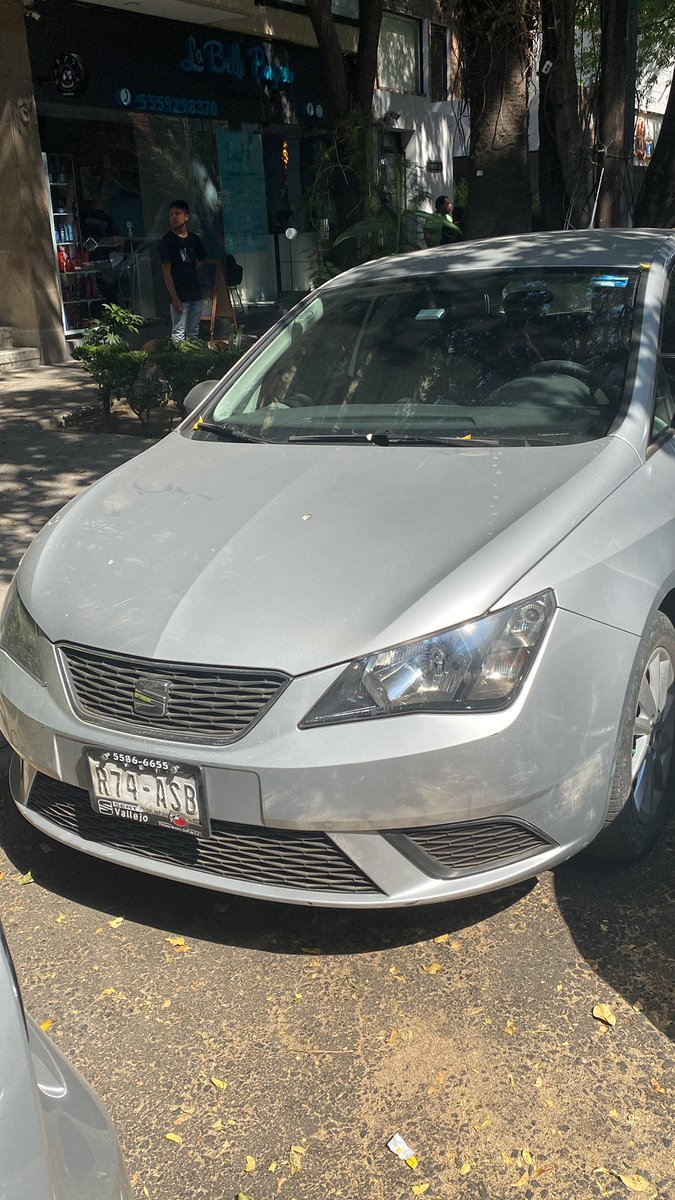 VargasRodrigo91's tweet photo. @SSC_CDMX ya levante un reporte para retirar este carro que esta estorbando la salida de mi domicilio. Llevo mas de 30 minutos y no ha llegado el apoyo para quitarlo! https://t.co/InIahxpTpd
