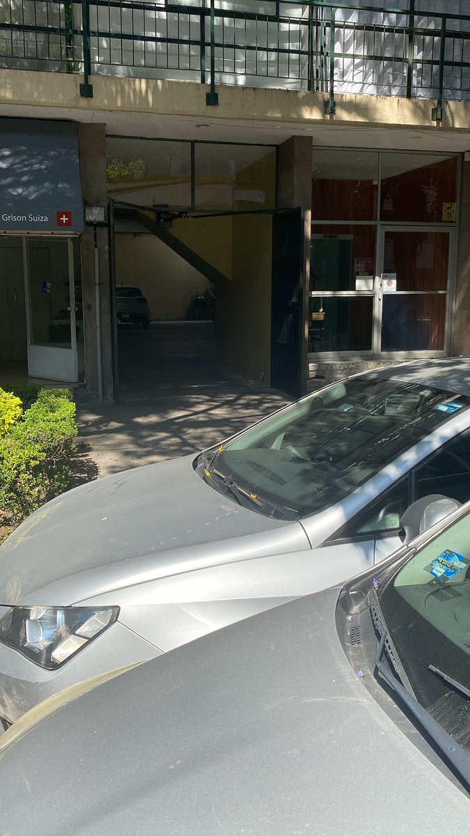VargasRodrigo91's tweet photo. @SSC_CDMX ya levante un reporte para retirar este carro que esta estorbando la salida de mi domicilio. Llevo mas de 30 minutos y no ha llegado el apoyo para quitarlo! https://t.co/InIahxpTpd