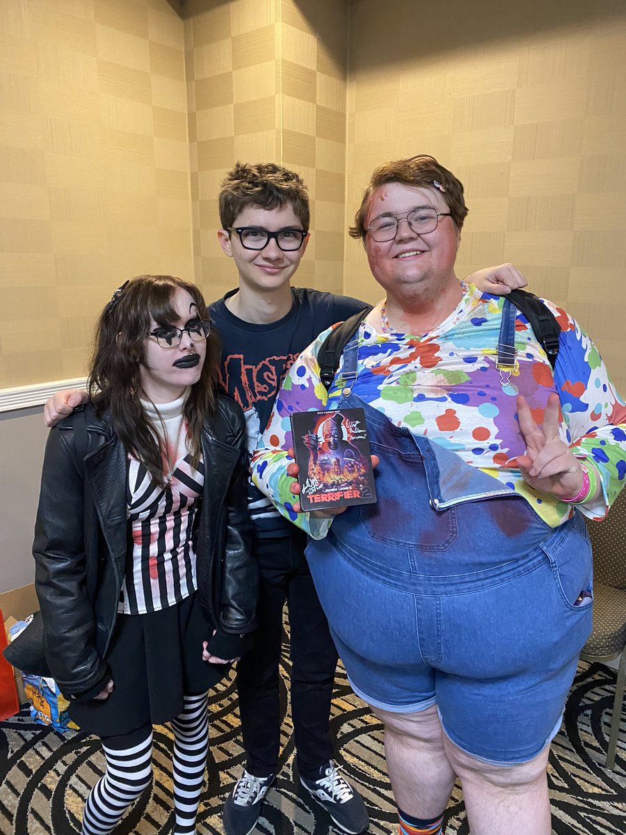 stevenlord4145's tweet image. Back at the Hotel for now! Monster Mania Day 2 was an extreme success! I loved meeting @damienleone and @littlepunkppl again!! And I was so awesome to meet @leahvoysey and @amelie_mclain for the first time!! #monstermaniacon #terrifier2