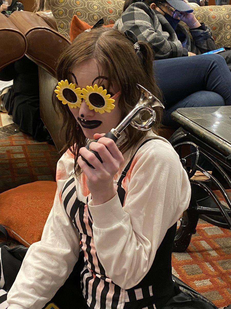 stevenlord4145's tweet image. Back at the Hotel for now! Monster Mania Day 2 was an extreme success! I loved meeting @damienleone and @littlepunkppl again!! And I was so awesome to meet @leahvoysey and @amelie_mclain for the first time!! #monstermaniacon #terrifier2