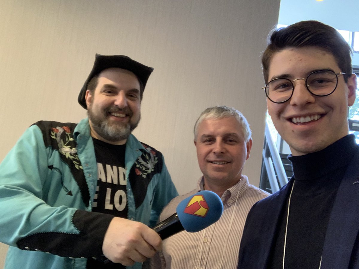 EmileSimardQc's tweet photo. Belle rencontre avec @mcgilles au Congrès national du @partiquebecois. Bien hâte de voir le topo ce jeudi!🦸🏻♂️🎤
#CongresPQ #polqc @infomantv https://t.co/p99zjUGQGe