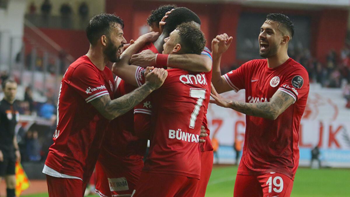 (ÖZET) Antalyaspor - Kayserispor maç sonucu: 4-0
Üstün Lig'in 25. haftasında Antalyaspor alanında Kayserispor'u 4-0 yenik etti. Haji Wright, 2 gol ve 1 asistle bu dönem 18. lig maçında 12 gol ve ve 3 asiste ulaştı. Antalyaspor 28 puana çıkarken Kayserispor 35 puanda kaldı.
...