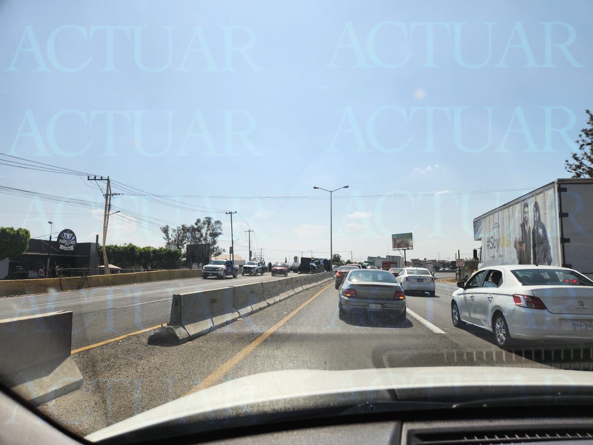 ActuarNoticias's tweet photo. 🚨 #AlMomento| Se vuelca trailer en la #carretera 45 con dirección de #León a #Silao. Se recomienda tomar vías alternas. #alertavial #accidentedetransito #seguridadvial #transito #accidente #AccidenteVial https://t.co/P03r4mvjOd