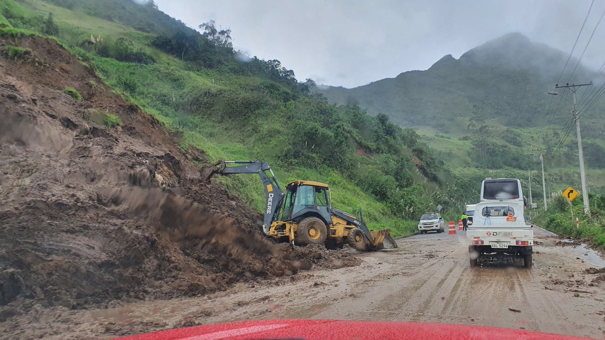 JMUzhca's tweet photo. Con maquinaria contratada por el @Municipio_Giron se realiza limpieza de derrumbes en la vía Girón-Pasaje, en el tramo de la bajada de Masta. Llovizna se mantiene en la zona, conduzca con precaución. Apoyamos al @ObrasPublicasEc @tomebamba @ECU911Austro https://t.co/BFXVd3Z93T
