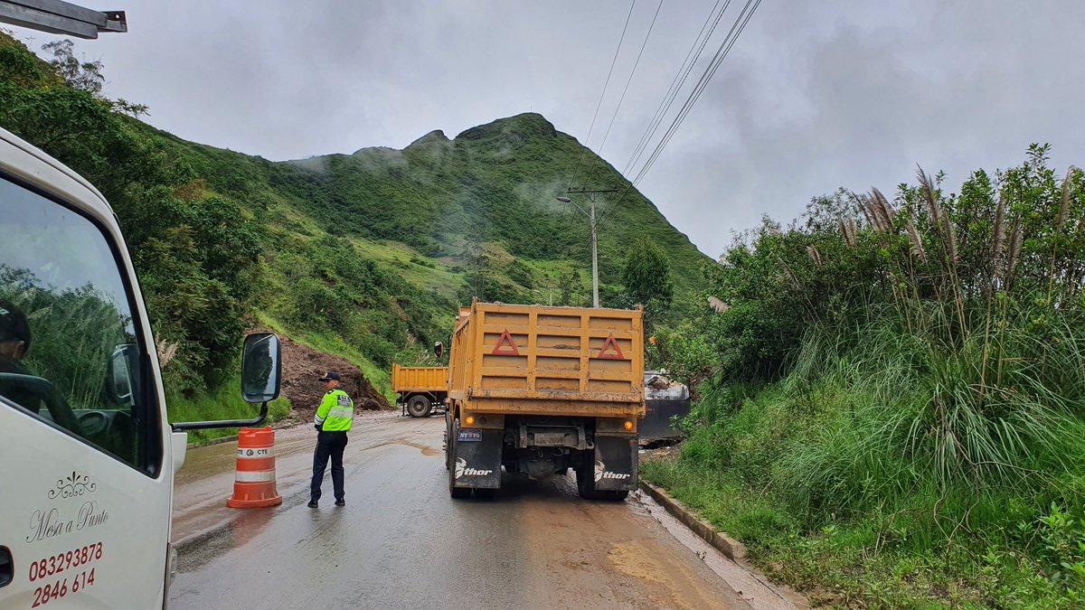 Con maquinaria contratada por el <a href="/Municipio_Giron/">Municipio de Girón</a> se realiza limpieza de derrumbes en la vía Girón-Pasaje, en el tramo de la bajada de Masta. Llovizna se mantiene en la zona, conduzca con precaución. Apoyamos al @ObrasPublicasEc <a href="/tomebamba/">La Voz del Tomebamba</a> <a href="/ECU911Austro/">Coordinación Zonal 6 ECU 911 Austro</a>