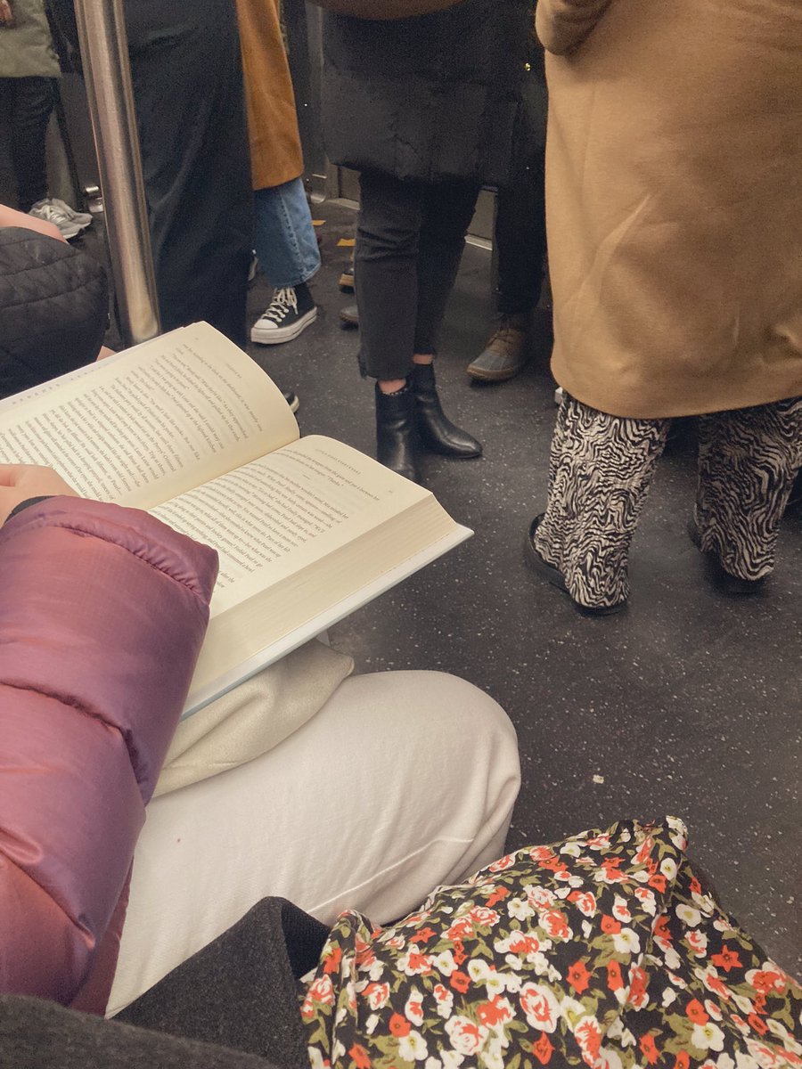 My neighbor on the L train on the way to Brooklyn is reading Little Fires Everywhere, the second novel by the American author Celeste Ng 🚇 #readingonthesubway (#liredanslemetro)